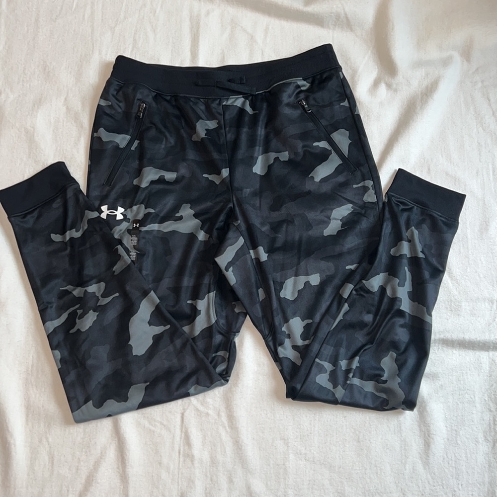 NWT Boys UA Joggers size YXL. Black camo. Flawless!